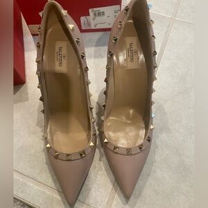 Valentino women’s Spike poudre Heels size 40 NIB